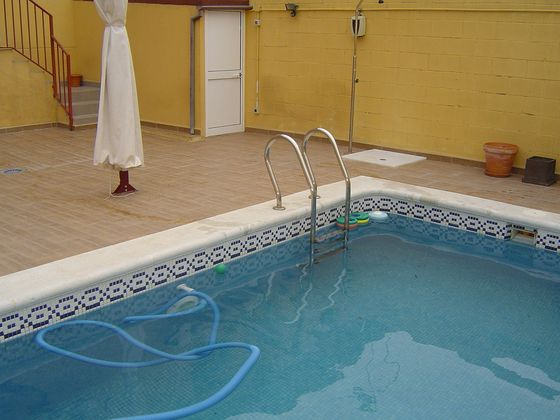 Foto 1 de Casa adosada en venta en calle Escritor Porras Márquez de 4 habitaciones con terraza y piscina