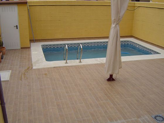 Foto 2 de Casa adossada en venda a calle Escritor Porras Márquez de 4 habitacions amb terrassa i piscina