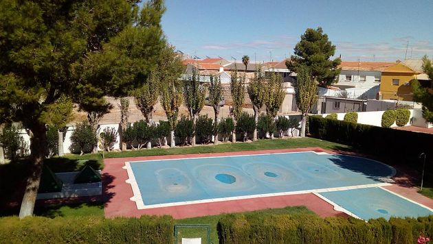 Foto 2 de Casa adossada en venda a calle Acequia de 4 habitacions amb piscina i garatge