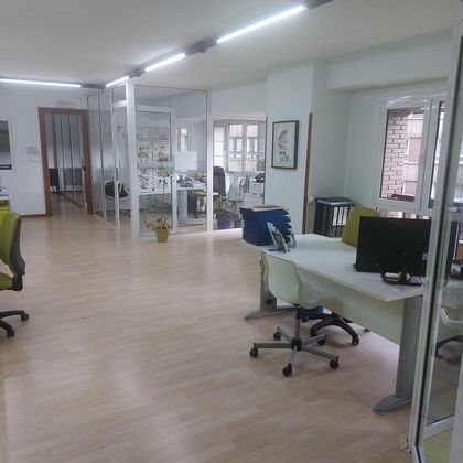 Foto 1 de Oficina en lloguer a calle Francisco Orejas Sierra de 5 habitacions amb terrassa i mobles