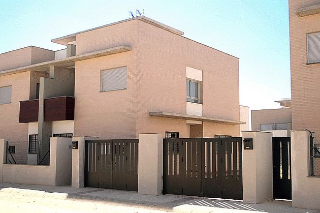 Foto 2 de Venta de casa en urbanización Sierra Norte de 4 habitaciones con terraza y garaje