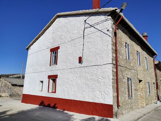 Foto 2 de Casa adossada en venda a calle Santa Águeda de 4 habitacions amb jardí i mobles