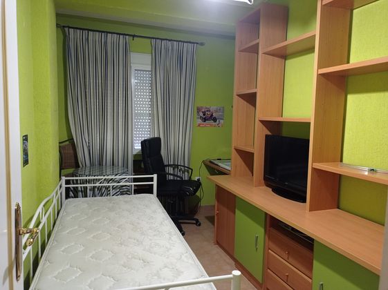 Foto 2 de Piso en venta en avenida Amontillado de 3 habitaciones con terraza y muebles