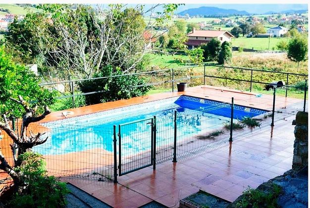 Foto 1 de Xalet en venda a barrio El Mazo de 7 habitacions amb terrassa i piscina
