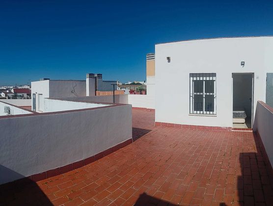 Foto 2 de Alquiler de ático en calle Zambullon de 1 habitación con terraza y garaje