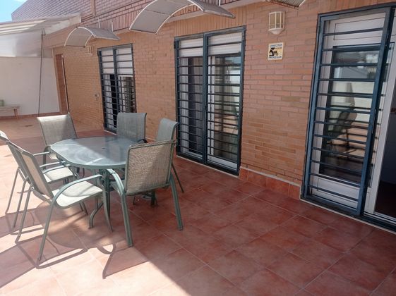 Foto 1 de Ático en alquiler en calle Berni y Catala de 3 habitaciones con terraza y muebles