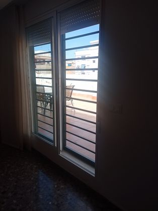 Foto 2 de Ático en alquiler en calle Berni y Catala de 3 habitaciones con terraza y muebles
