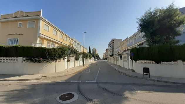Foto 2 de Casa adossada en venda a calle Falcia de 5 habitacions amb garatge