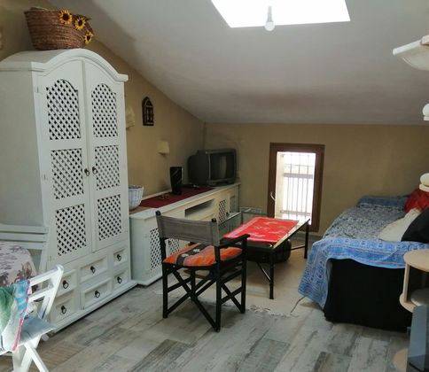 Foto 1 de Casa adossada en venda a calle Iglesia de 1 habitació amb mobles i balcó