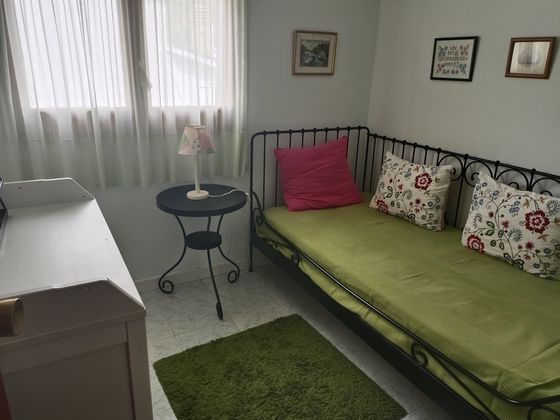 Foto 1 de Compartir casa adosada en calle Pou del Glaç de 4 habitaciones con muebles y calefacción