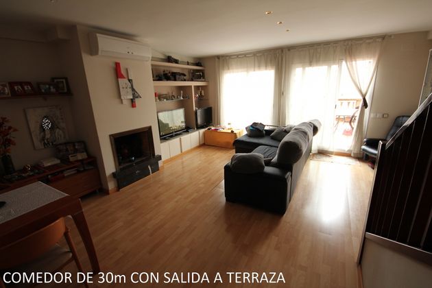 Foto 2 de Casa adossada en venda a pasaje Virgen de Nuria de 5 habitacions amb terrassa i garatge