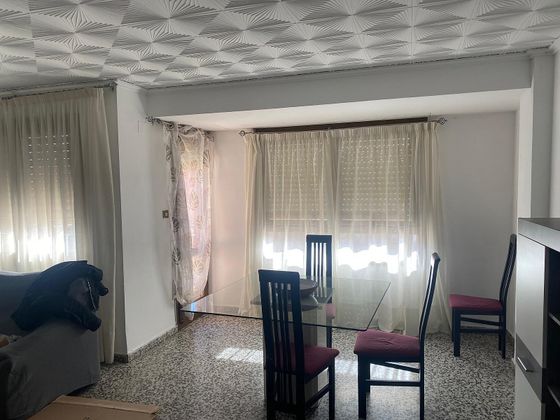 Foto 2 de Piso en alquiler en calle Perot Granyana de 3 habitaciones con terraza y muebles